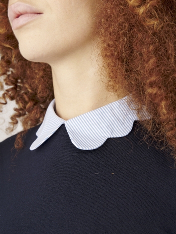 Блуза жіноча прозора в квітковий принт з воланами на плечах