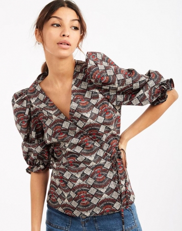 Блуза женская натуральная на запах и с рукавами буф в геометрический принт