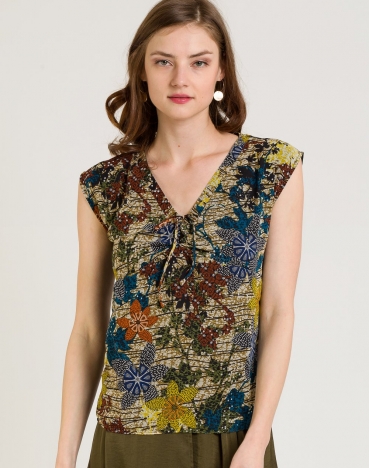Блуза жіноча з трикутним вирізом